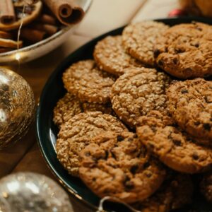 Delicious cookies with cinnamon sticks and festive decor. Perfect for the holiday season.